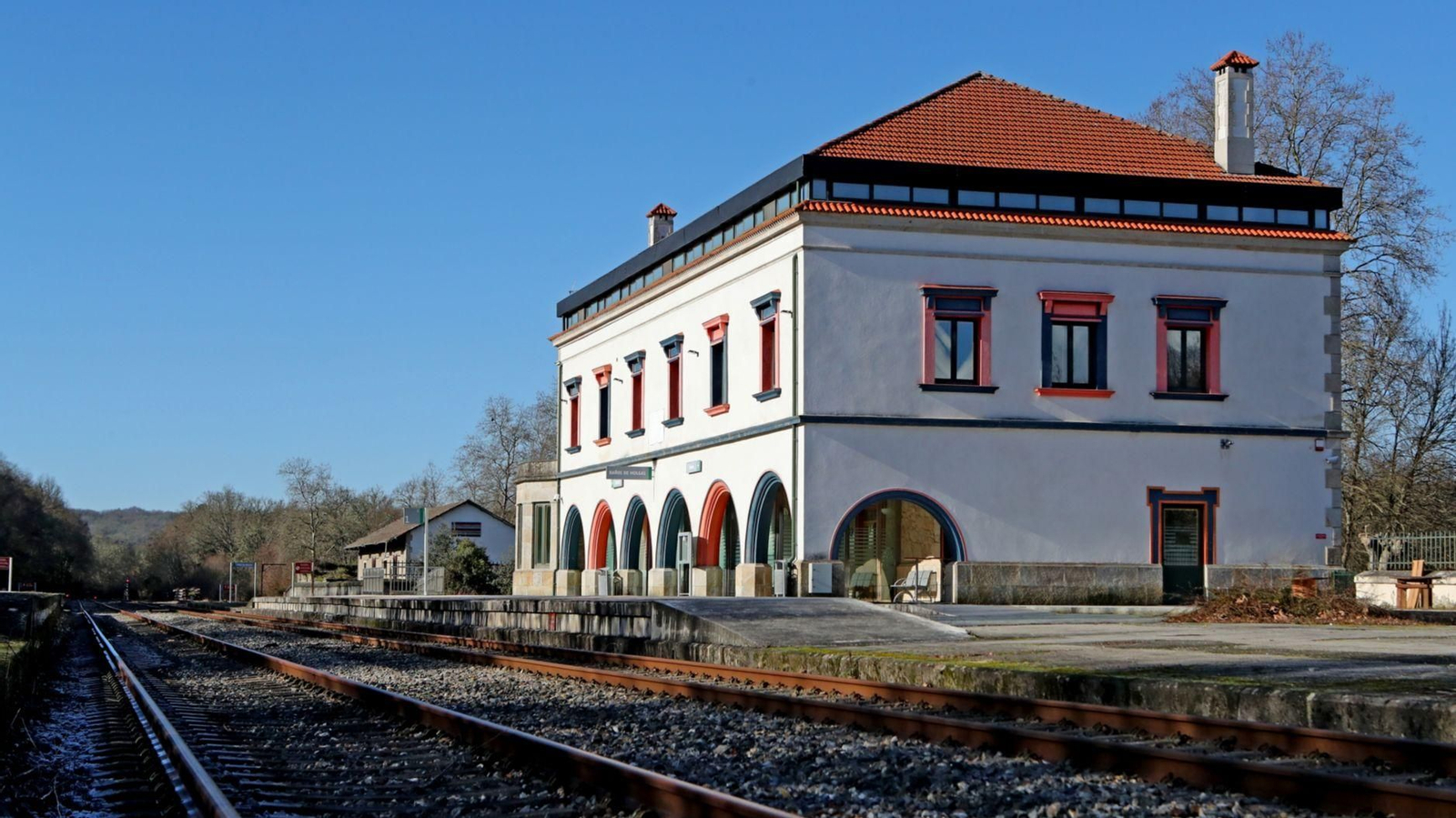 Edificio de la antigua estación de tren de Baños de Molgas, este martes por la mañana.