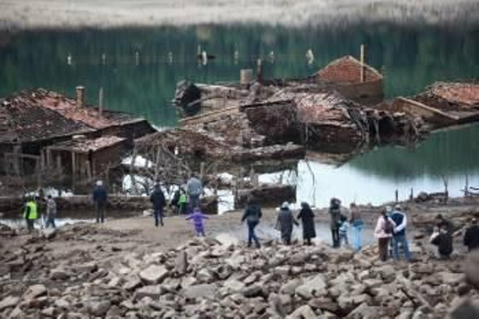 El viejo Aceredo ha resurgido de las aguas 20 años después de la construcción del embalse de Lindoso, debido al bajo nivel del agua. (Foto: JOSÉ PAZ)