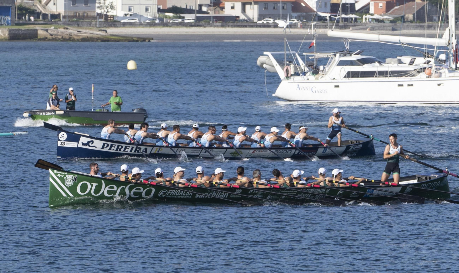 Las traineras de Tirán Pereira y Samertolameu Oversea, en el Desafío disputado el pasado mes de mayo en aguas moañesas.