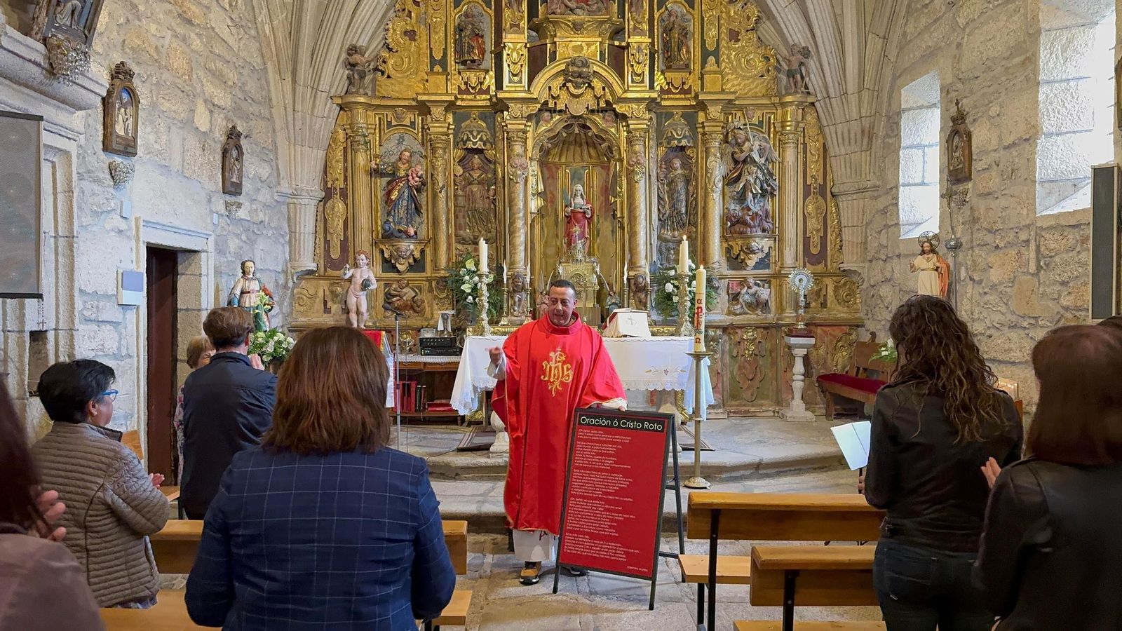El párroco de Bousés, José David Penín, leyendo la nueva oración.