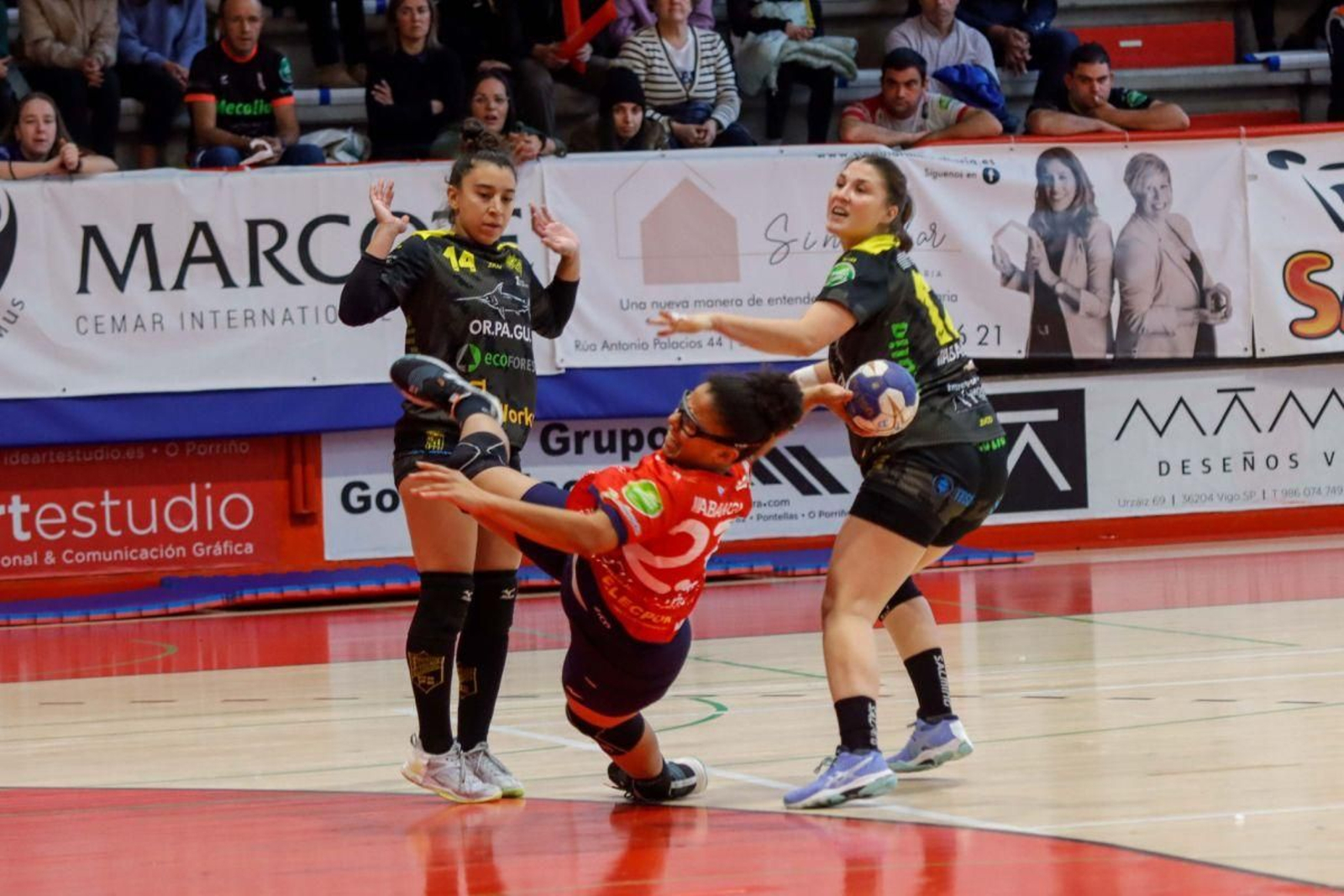 Prelchi lanza entre Fernández y Nieto en un derbi del año pasado.