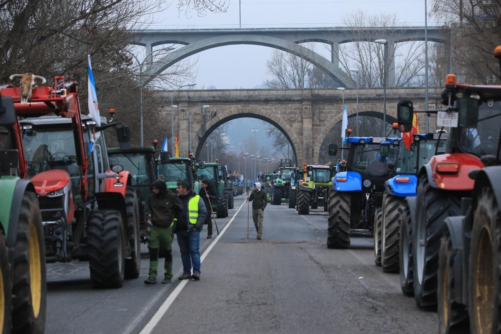 Más de 200 personas y 80 tractores cortan la N-120 en Ourense.