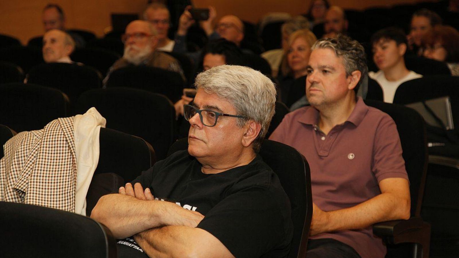 El público sigue con interés el coloquio