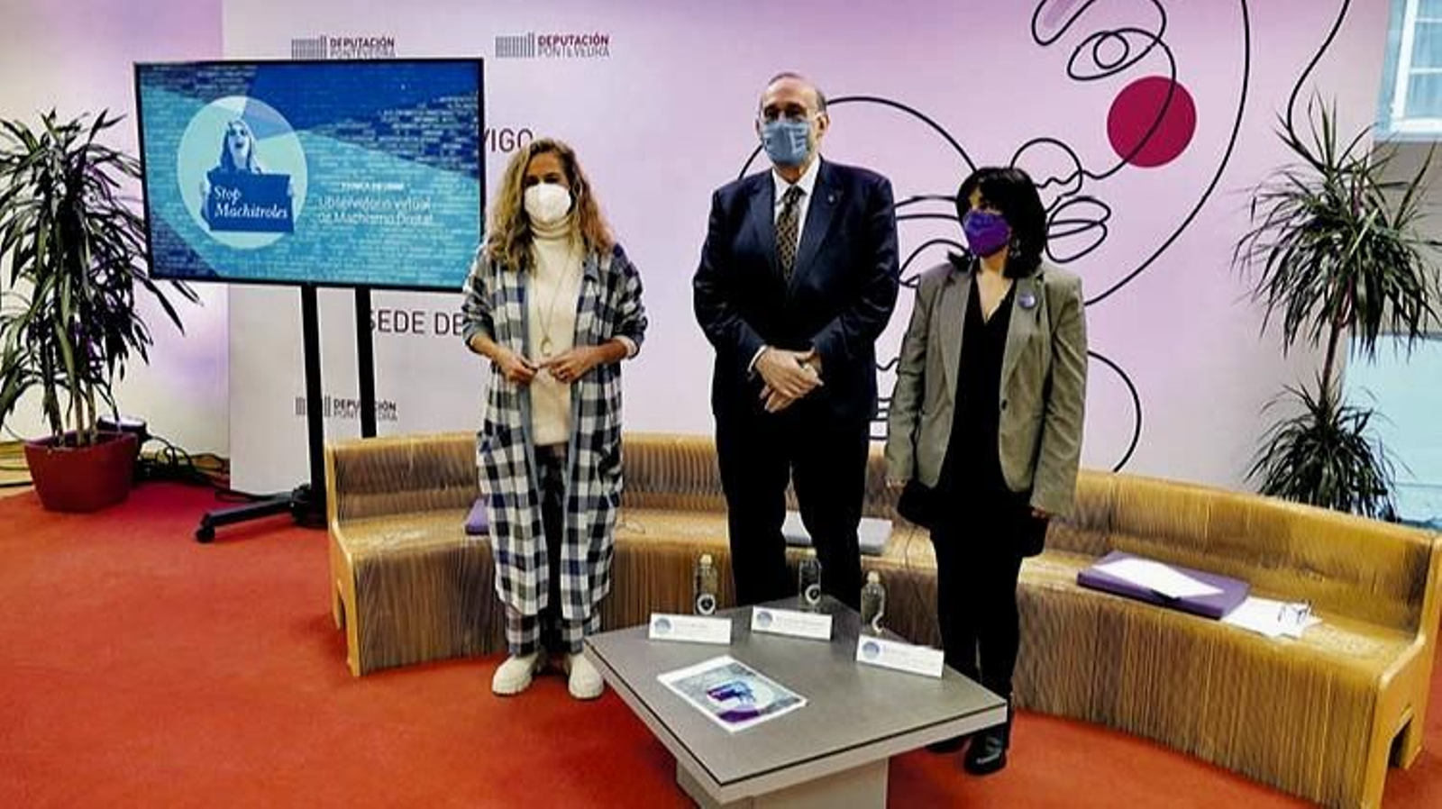 Carmela Silva, Manuel Reigosa y Águeda Gómez, en el acto de presentación del informe.
