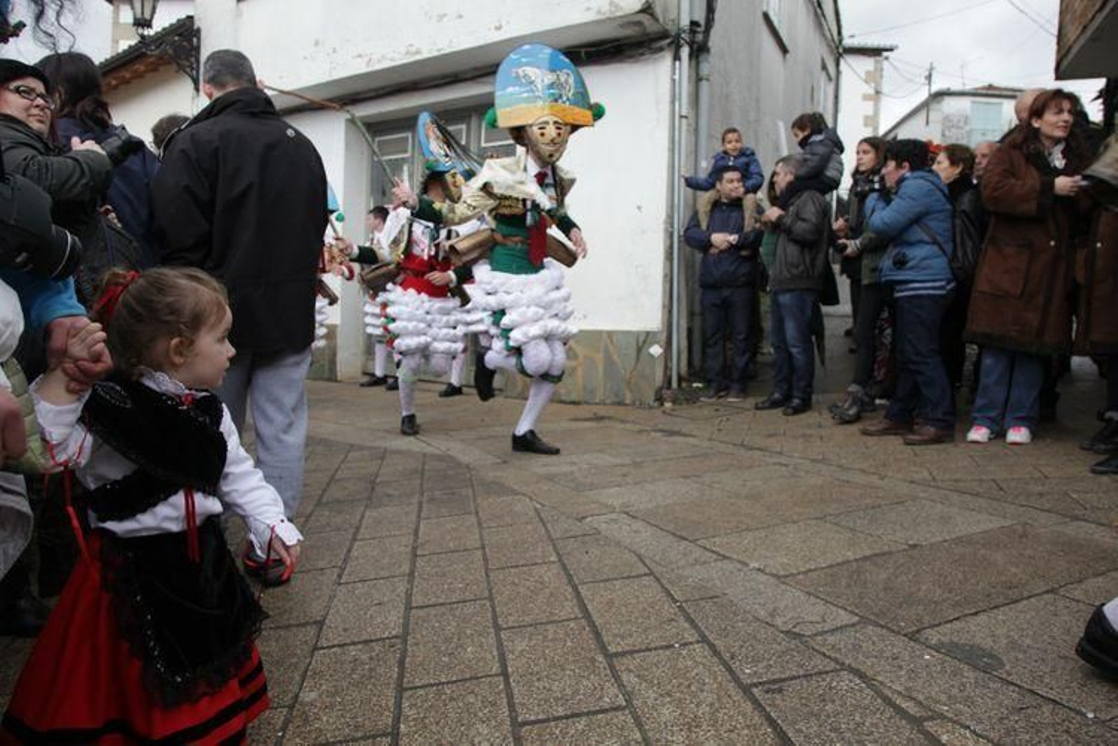 Laza recibe a los peliqueiros con bica y licor café