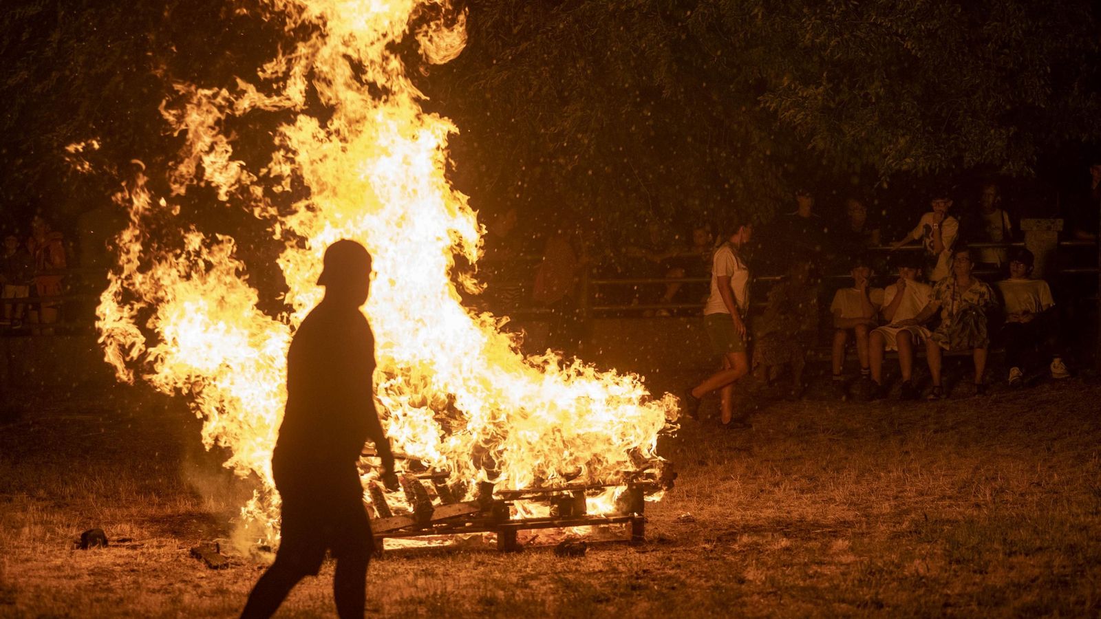GALERÍA | La noche de San Xoán reúne a los ourensanos alrededor de las hogueras
