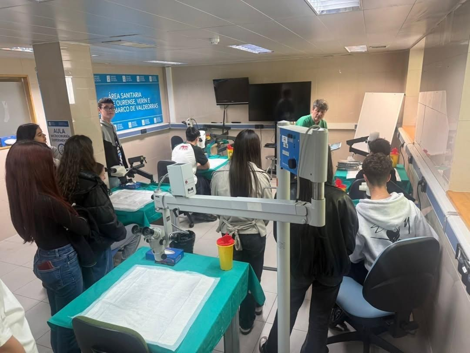 Visita dos alumnos do Luis Vives á Unidade de Simulación do CHUO