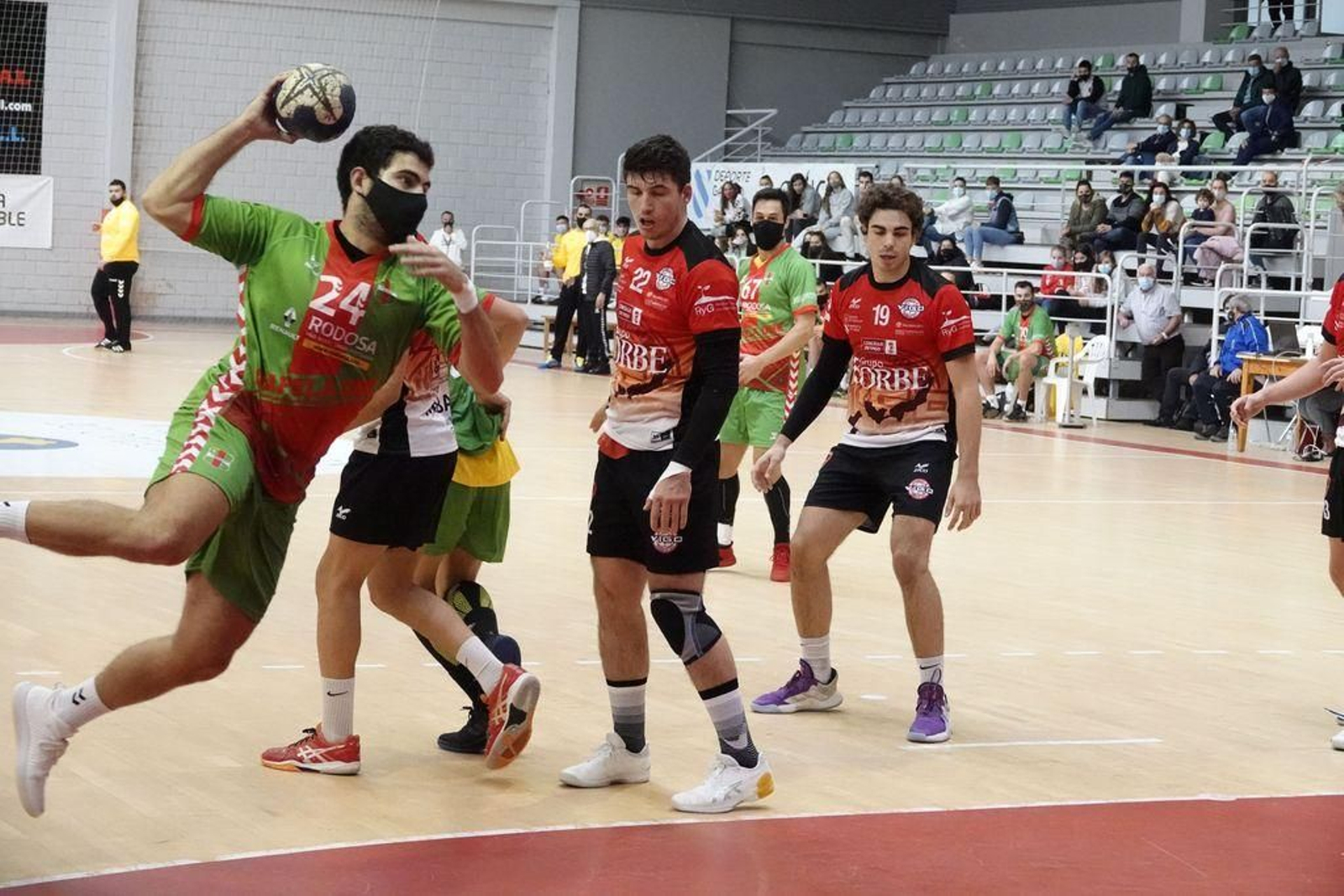 Partido de balonmano: un equipo lleva mascarilla y el otro no.