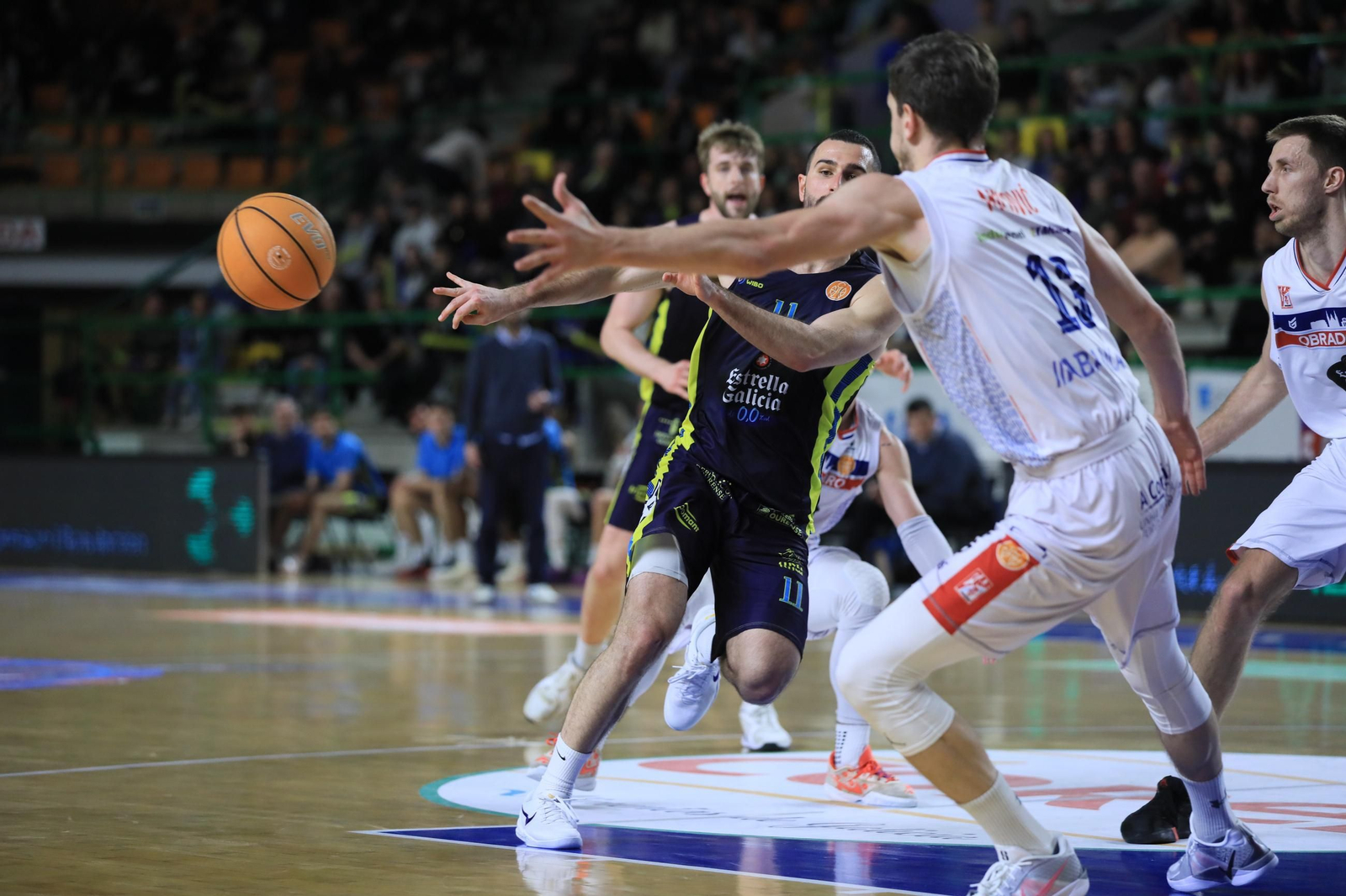 Galería | El Pazo, a reventar para el derbi COB-Obradoiro