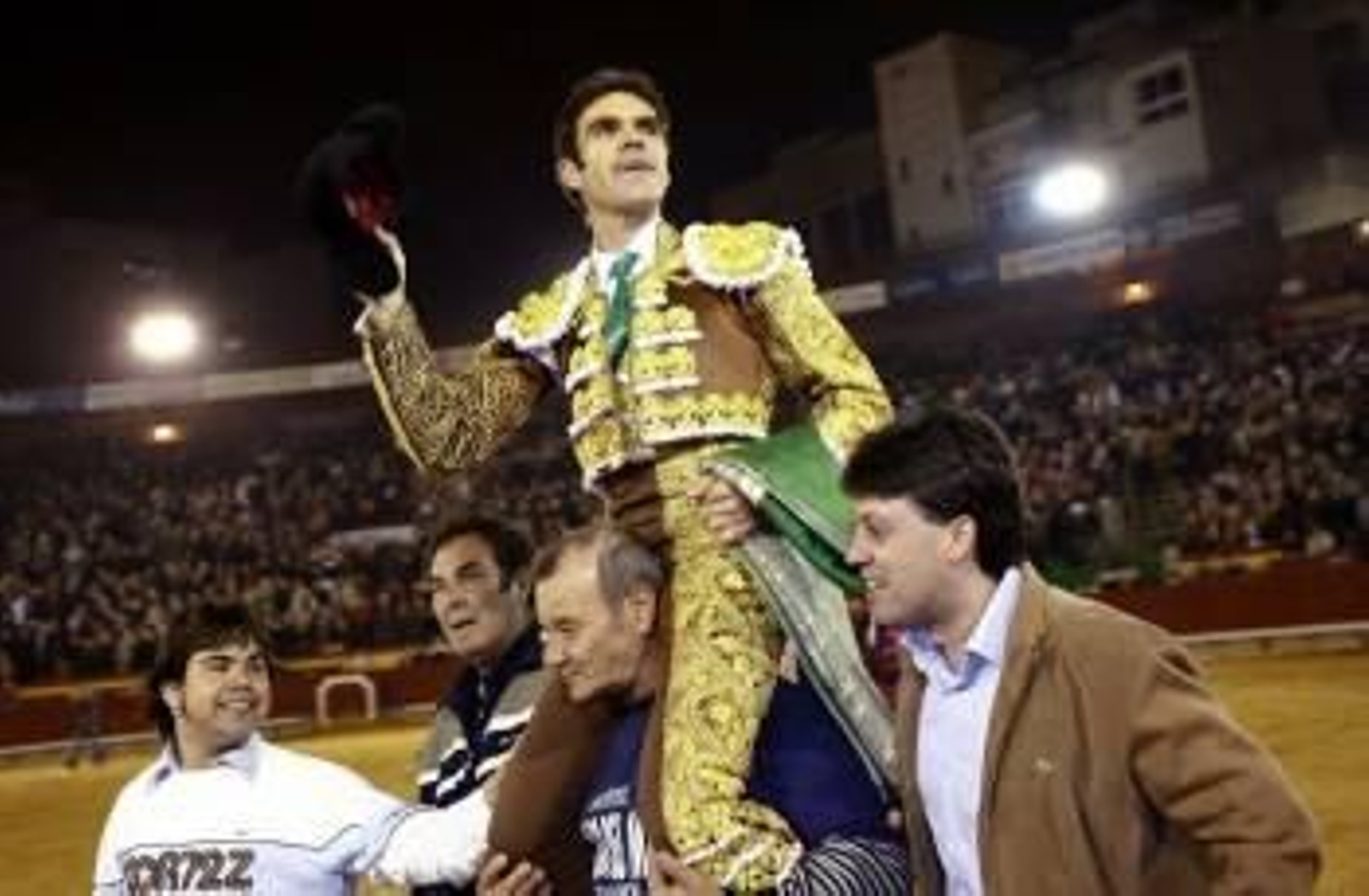 El diestro de Galapagar José Tomas sale a hombros tras un festejo en la plaza de Castellón. (Foto: D. CASTELLÓ)