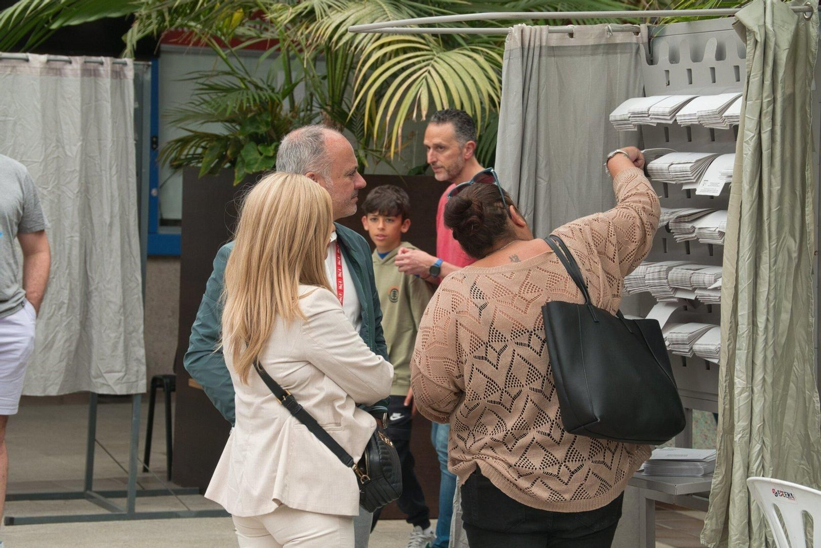 Ciudadanos de Vigo acudieron a votar en las elecciones europeas.