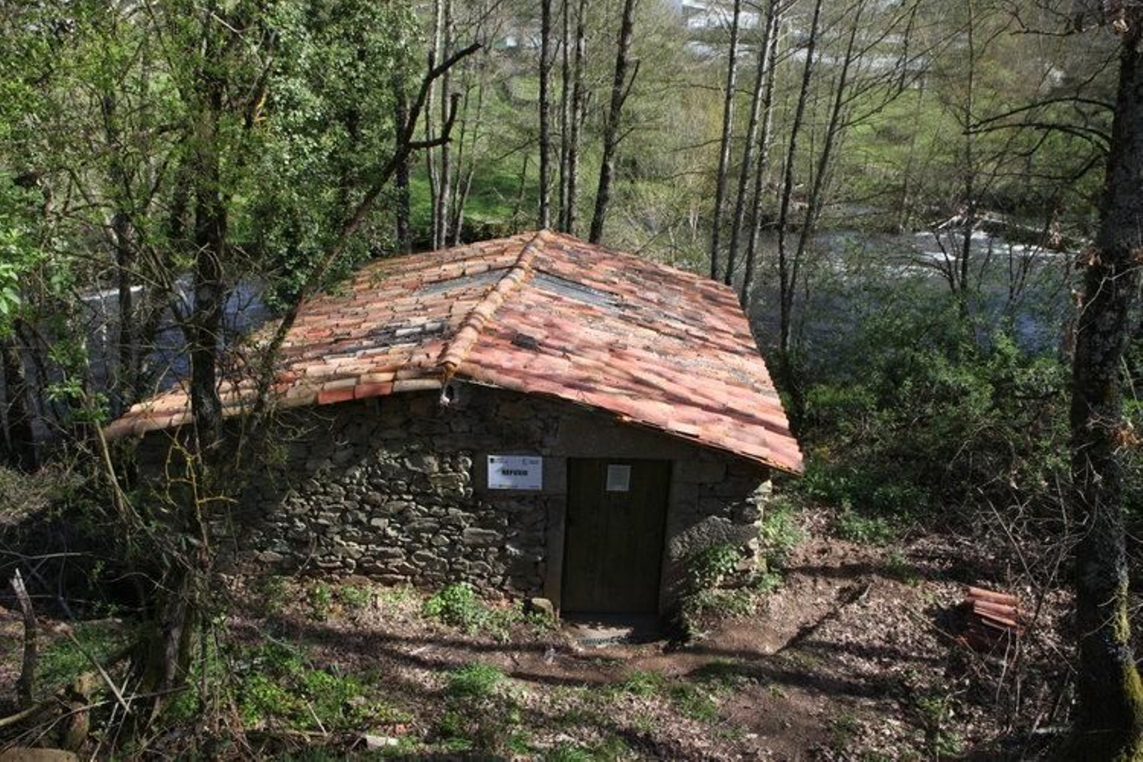 Un refugio acondicionado por la  Sociedad de Pesca de Pontegrande en un antiguo molino.