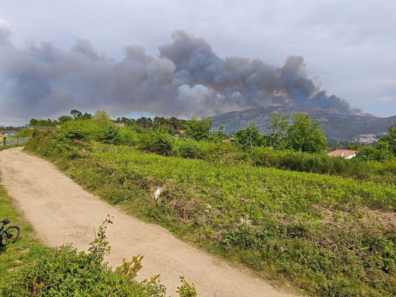 Galería | Las llamas devoran el monte Galleiro, entre Mos, Ponteareas y Pazos de Borbén