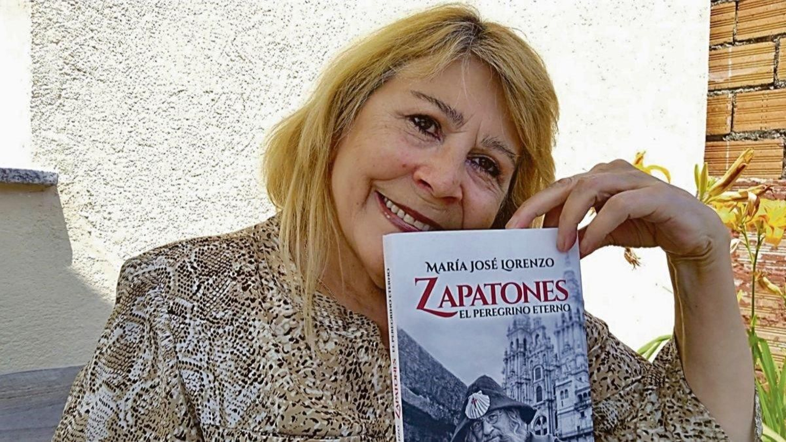 La autora María José Lázaro posa junto a su libro “Zapatones”.