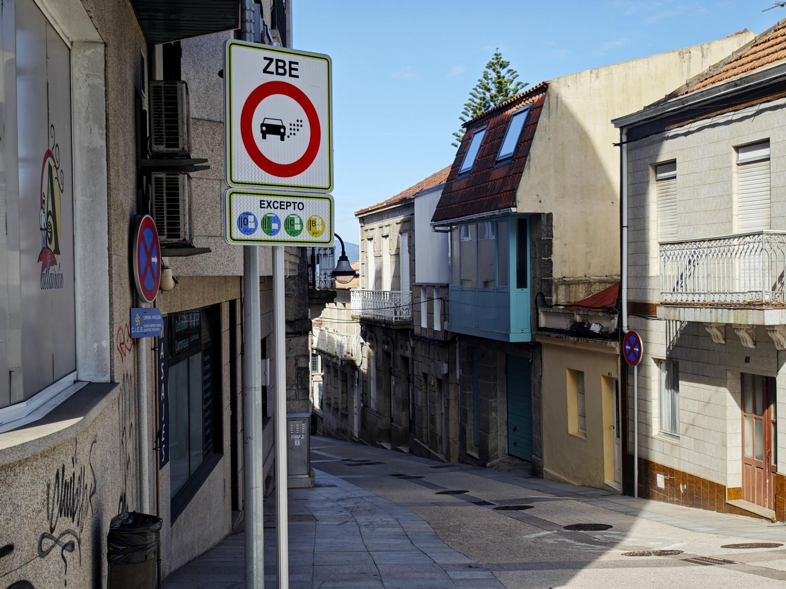 Señalización de las ZBE en Bouzas, en la calle Ferreiros.