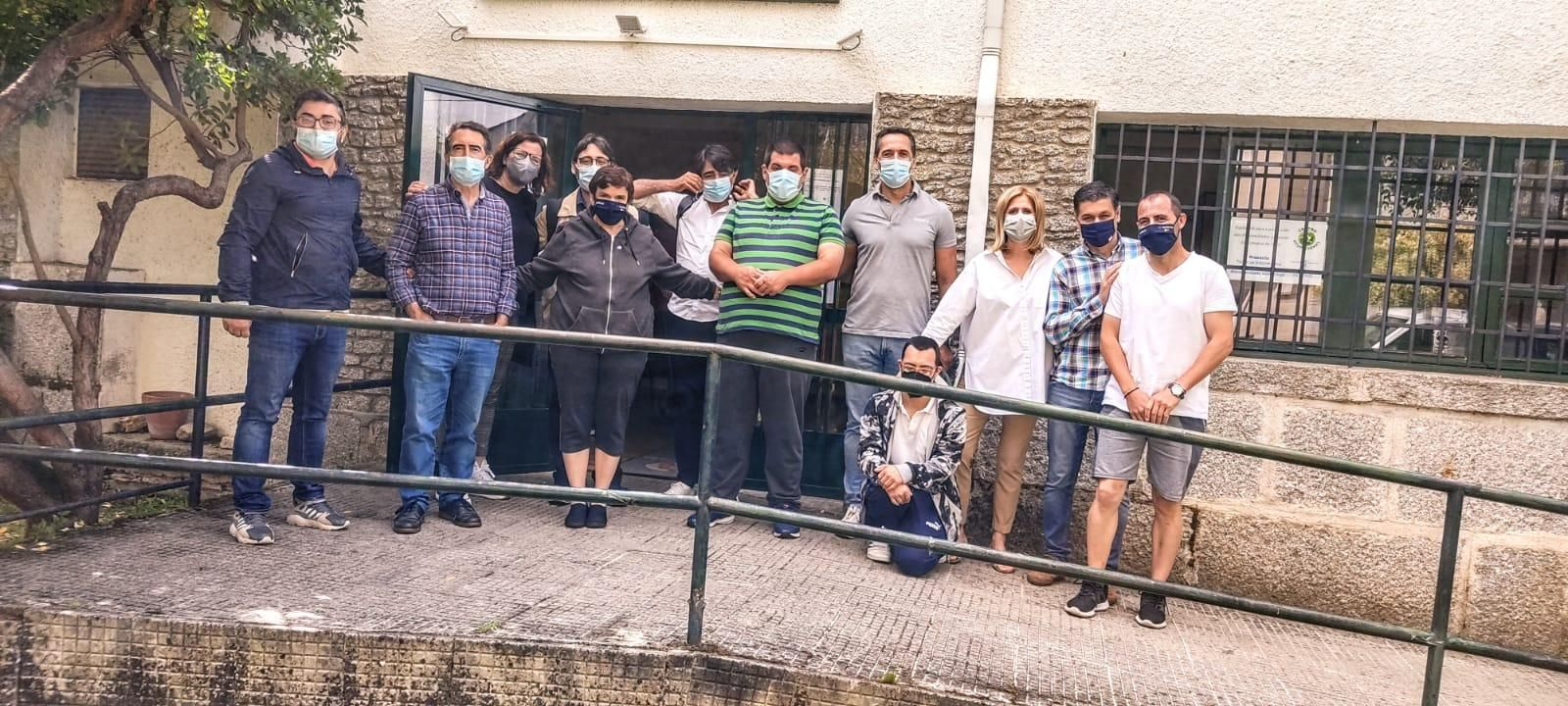 Miembros de In-red en la visita al centro ocupacional de Verín. (Foto: cedida).