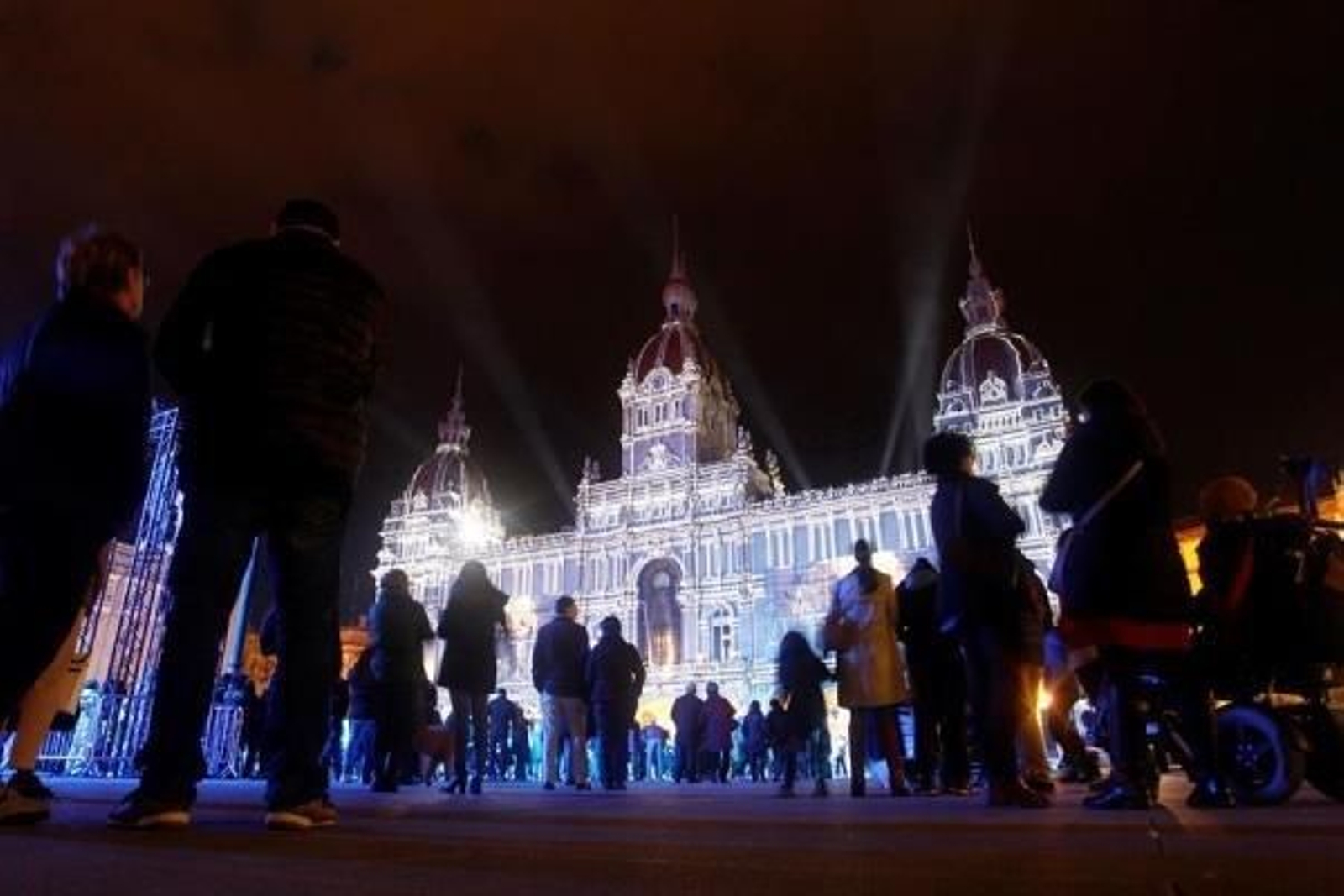 El encendido del alumbrado navideño comienza con la proyección de un vídeo sobre la fachada del Ayuntamiento de A Coruña, este viernes en la ciudad gallega. EFE/Kiko Delgado