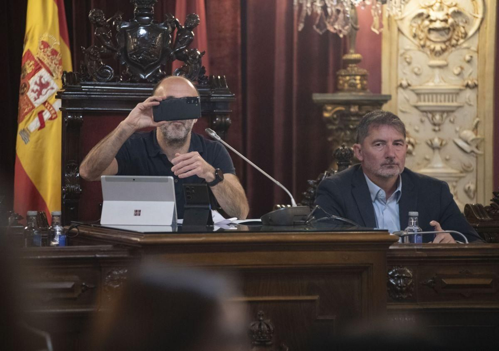 Jácome graba con su móvil en un pleno este mes.