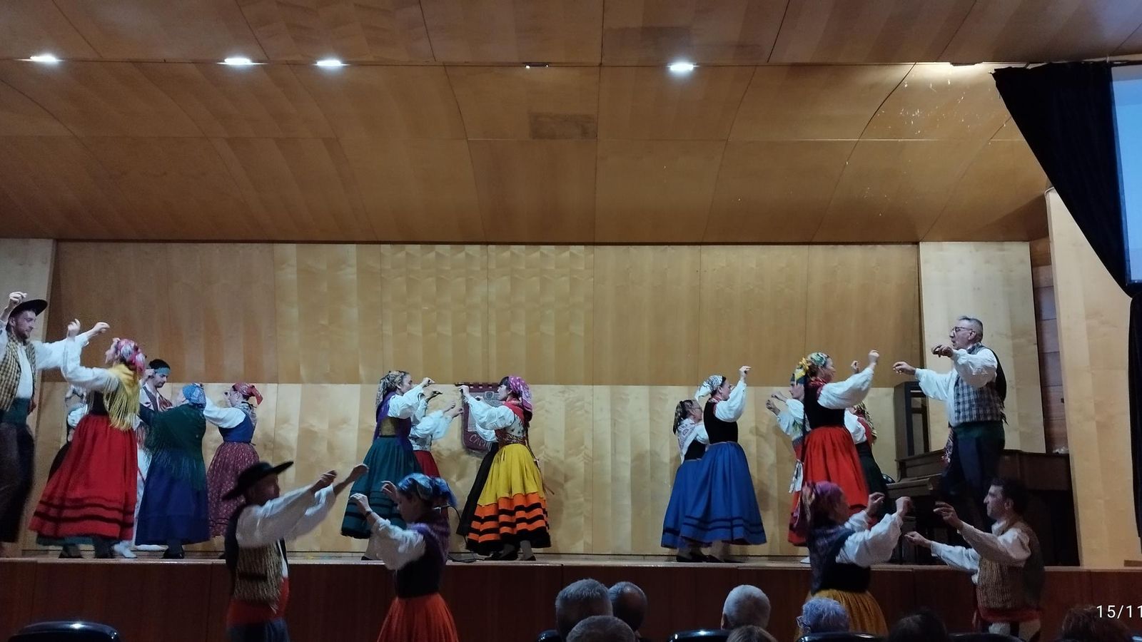 Grupo Folklórico cántabro danzando
