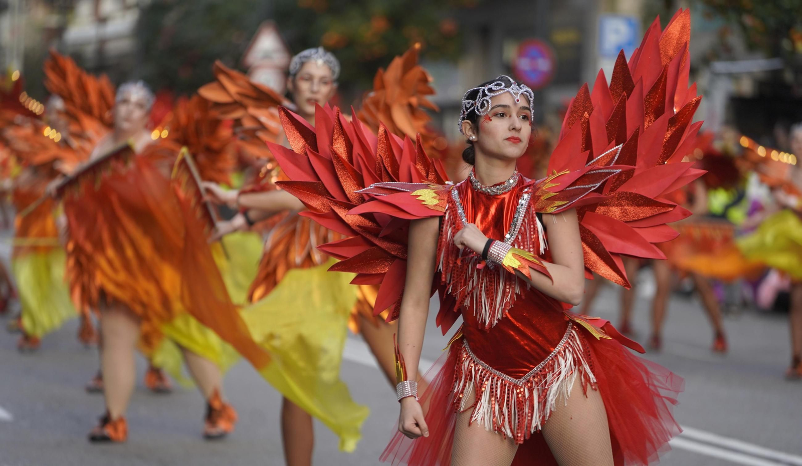 Galería | El desfile de comparsas del Entroido 2026 ilumina las calles de Vigo