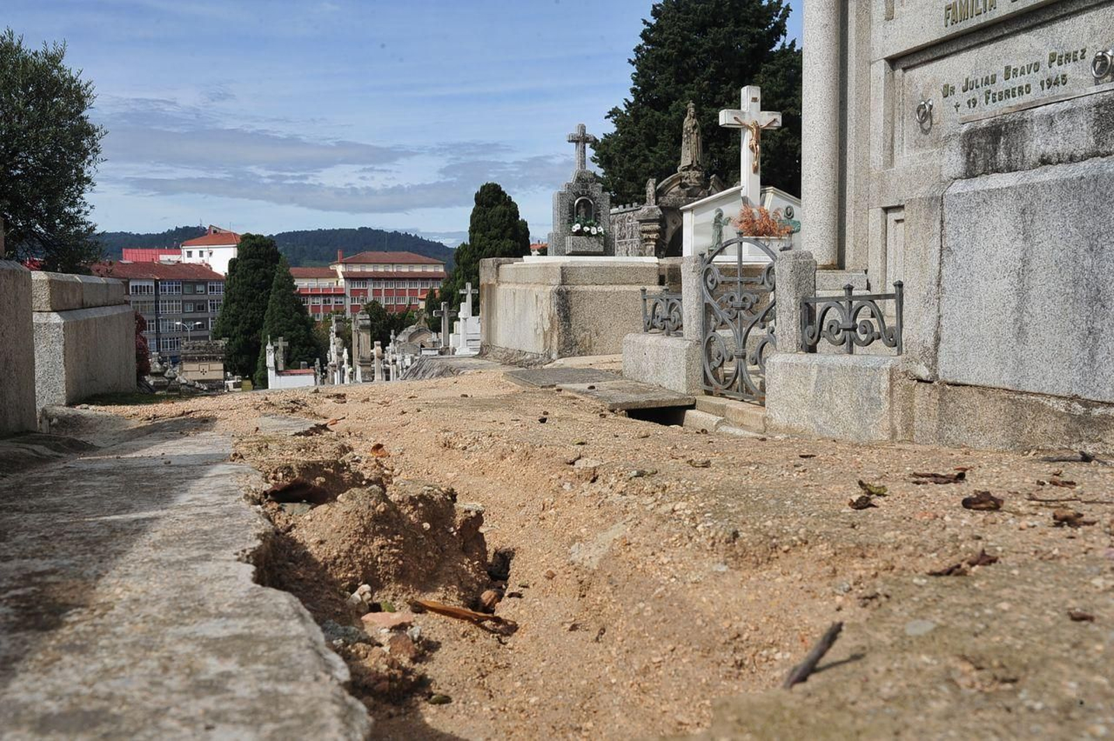 El mal estado de los caminos del cementerio de San Francisco (Foto: José Paz)