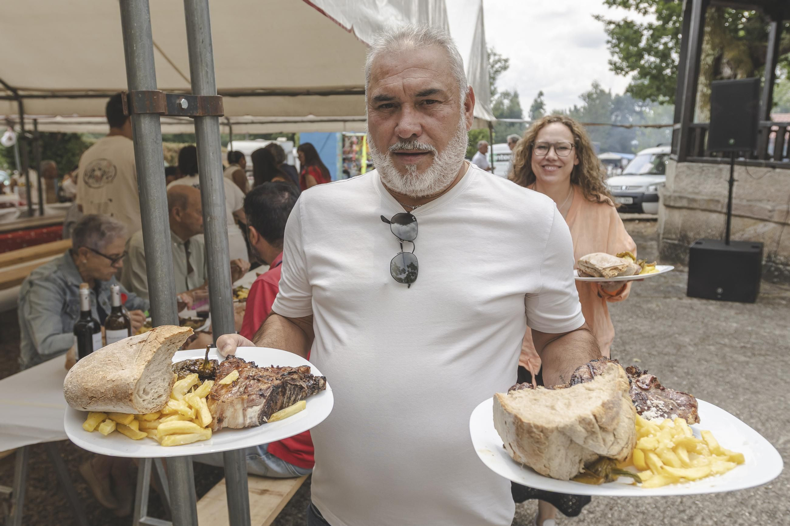 Galería |  Casi mil chuletones servidos este año en la fiesta de Garabás