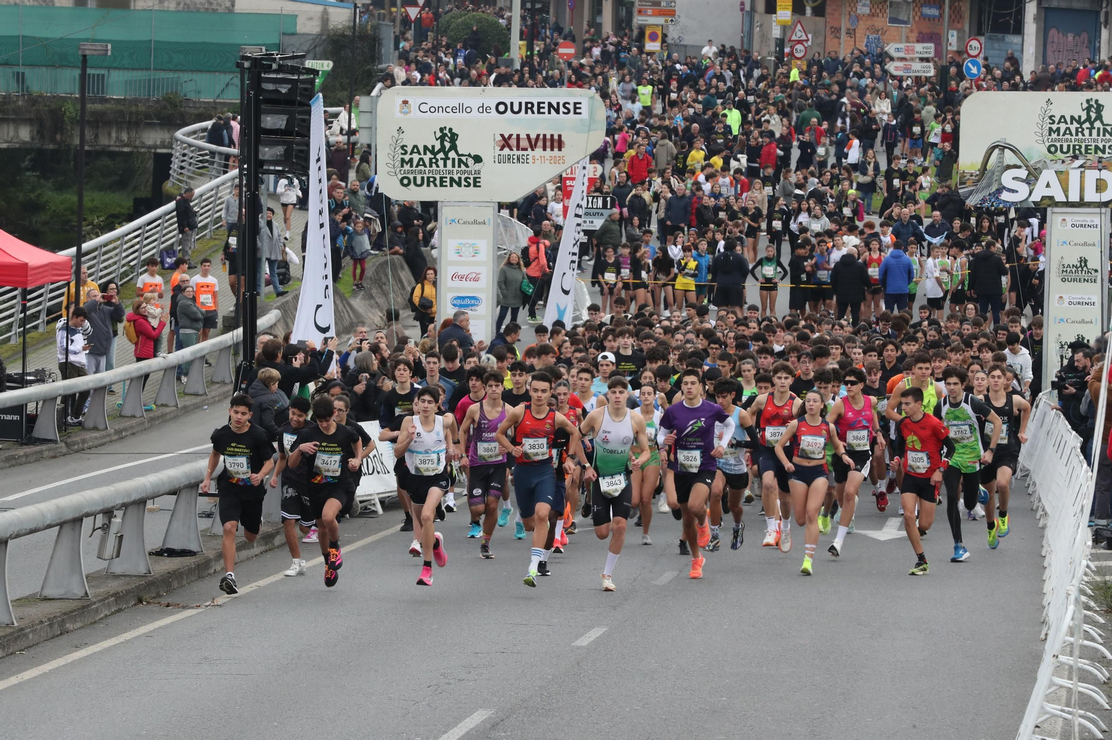Galería |  Niños y jóvenes, también se divierten recorriendo Ourense durante la Carrera de San Martño