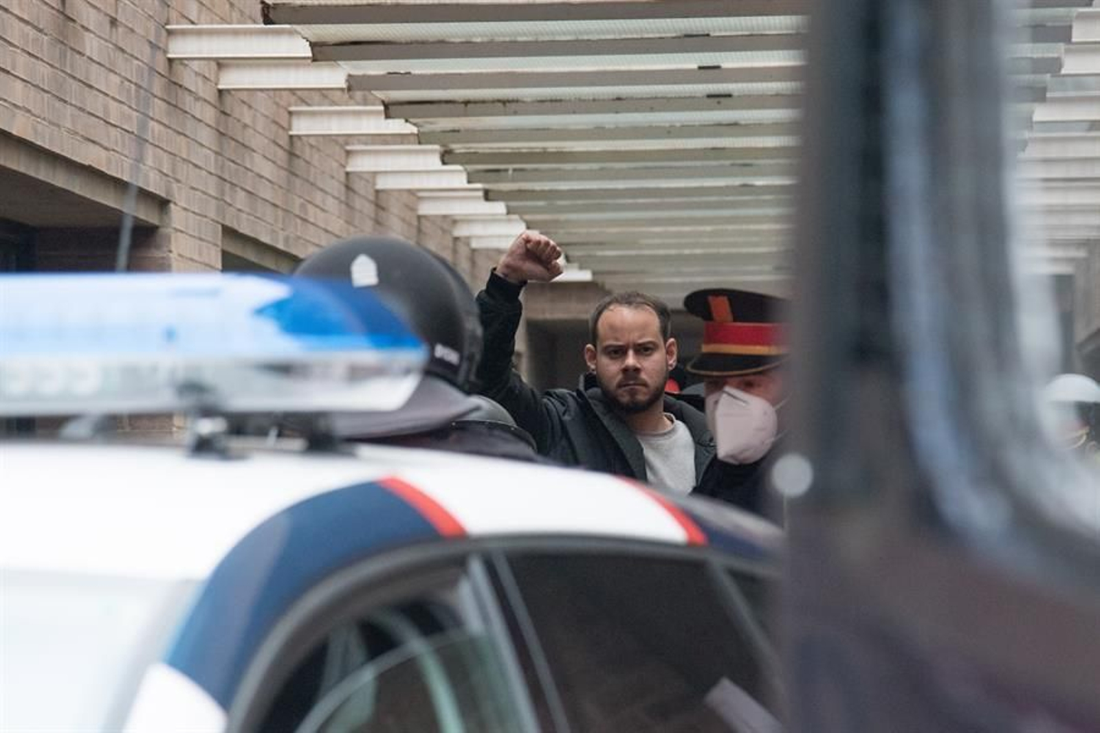 Los Mossos de Esquadra han detenido hacia las 8.25 horas de este martes a Pablo Hasel, el rapero condenado a 9 meses de prisión. // EFE