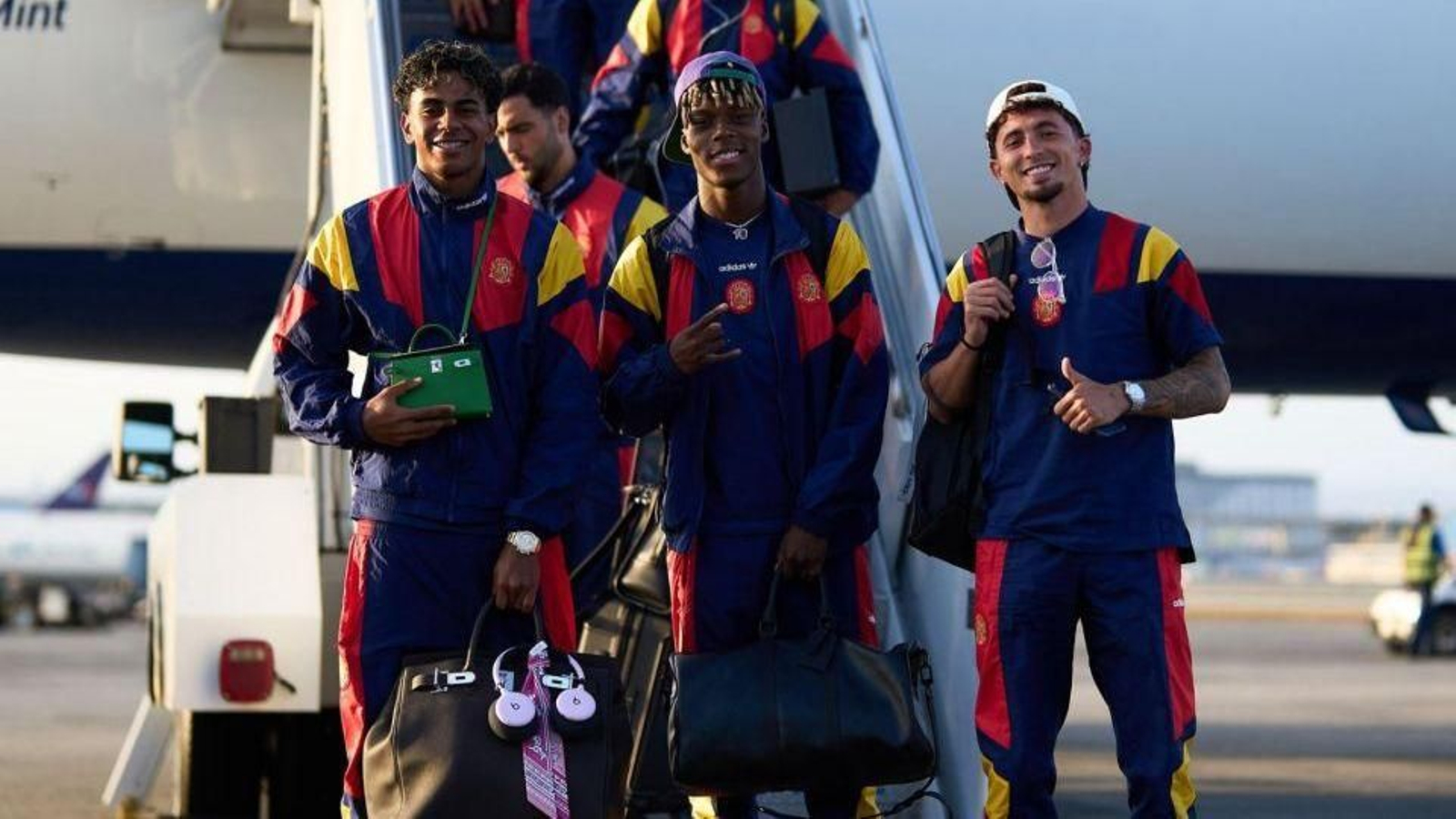Los jugadores de la selección española, a su llegada a Los Ángeles, donde hoy se enfrentan a Austria.