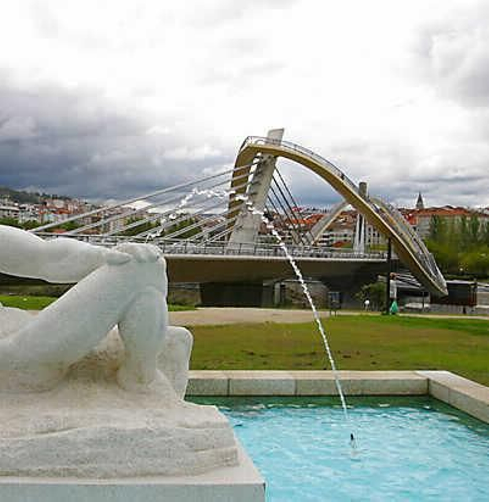 La construcción del emblemático Puente del Milenio hace 25 años cambiaba el skyline de Ourense, en fotos