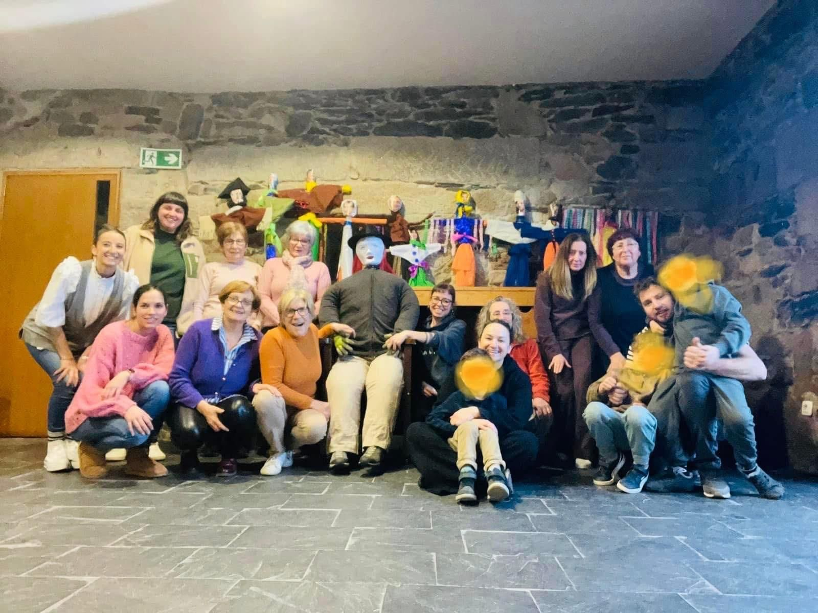 Galería |  A Gudiña crea de nuevo sus  figuras del Entroido