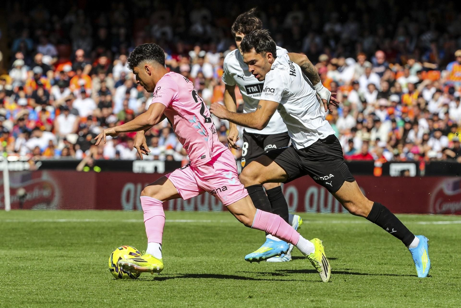 El celeste Hugo Sotelo en acción el partido contra el Valencia.