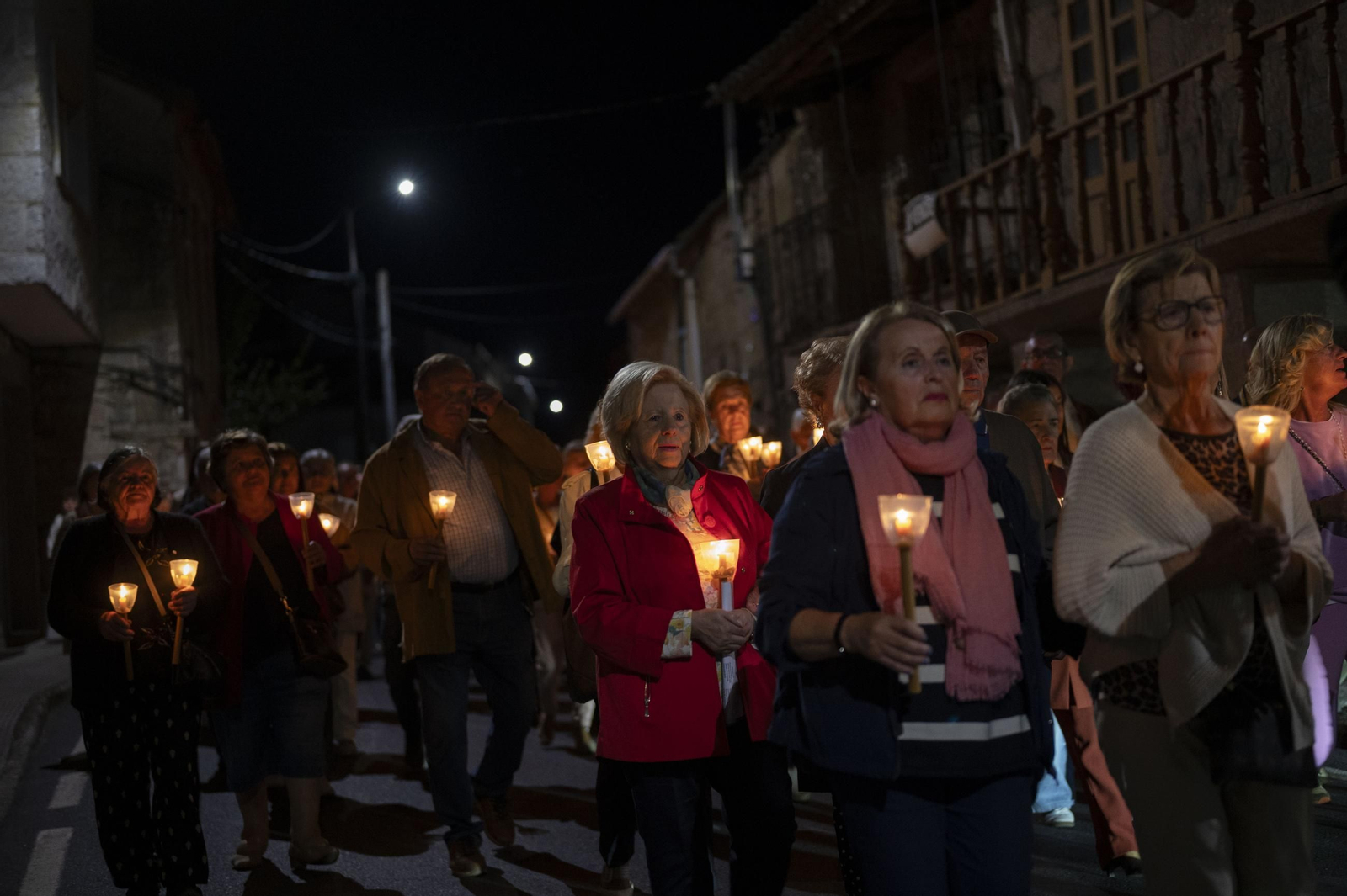 Un momento de la procesión nocturna en honor a la Virgen de la Saleta a su paso por San Cristovo de Cea