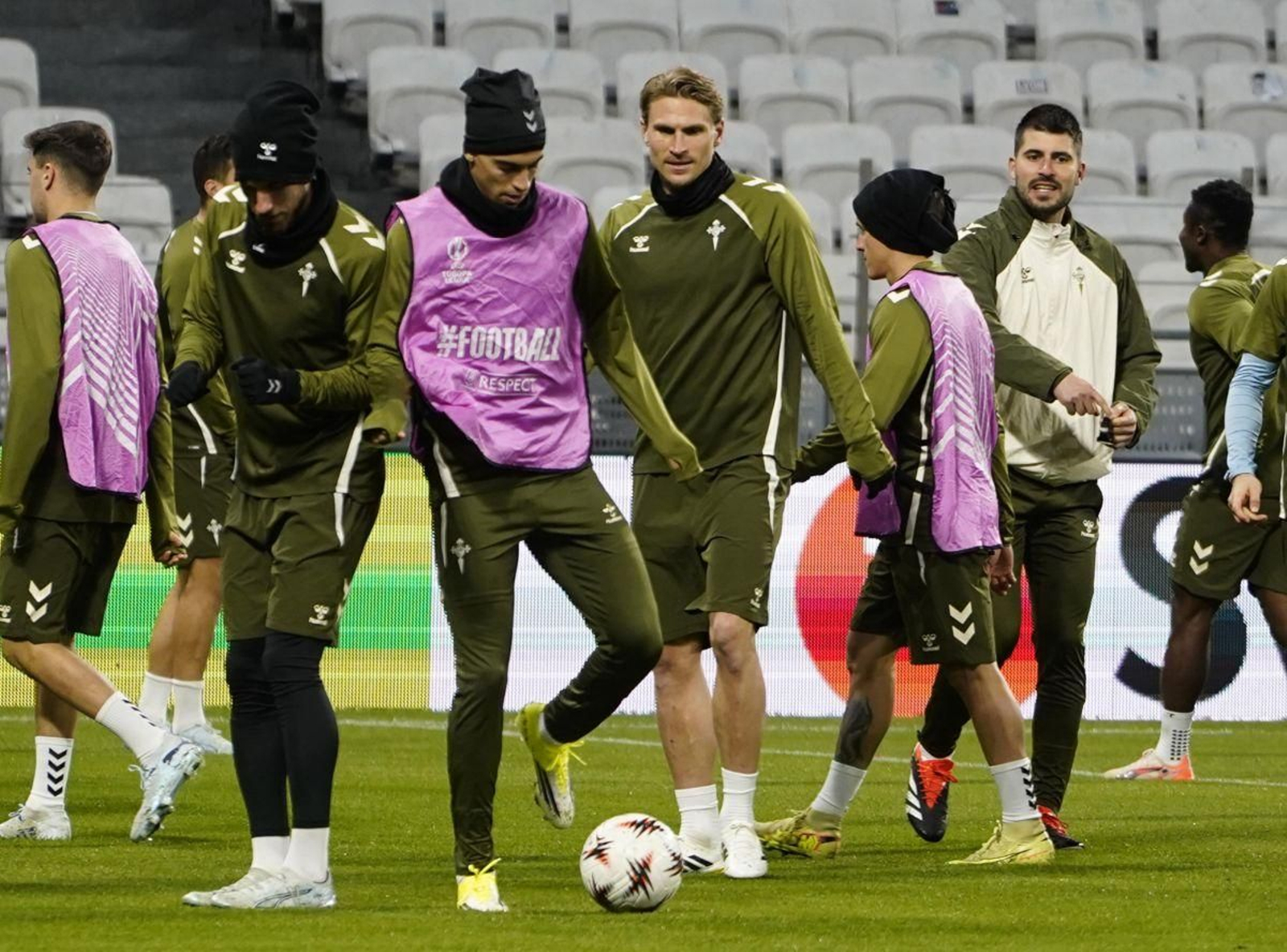 Carl Starfelt, en el entrenamiento de ayer en Lyon.