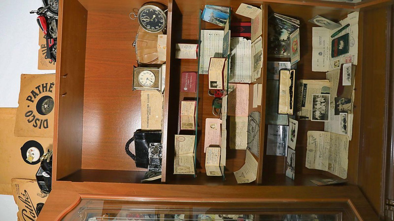 Colección de artículos de Cuba de Ernesto Romero.