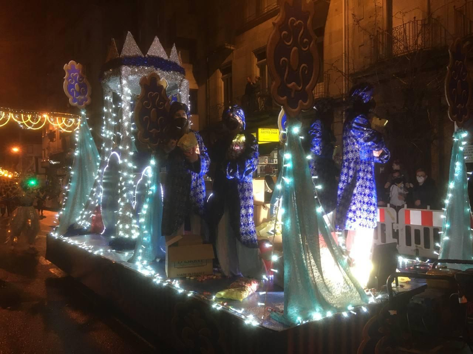 OURENSE. Fantasía y luz en el desfile de los Reyes Magos por la ciudad. // Miguel Ángel