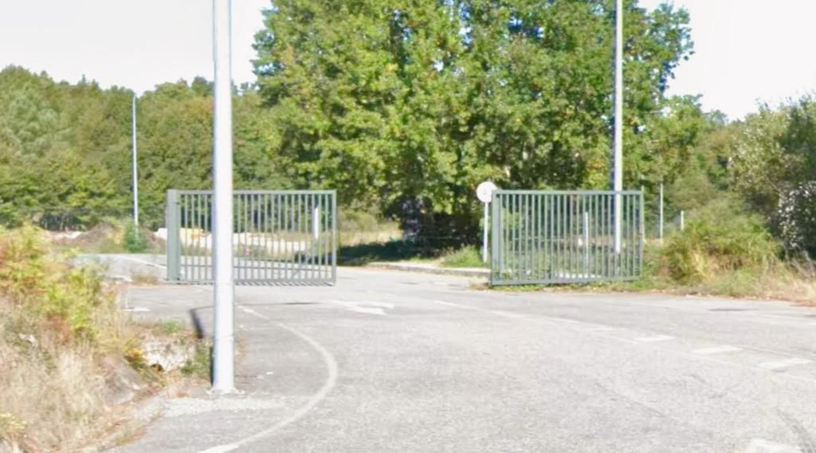 Entrada a las pistas de la autoescuela donde tuvo lugar el accidente mortal, en Luíntra