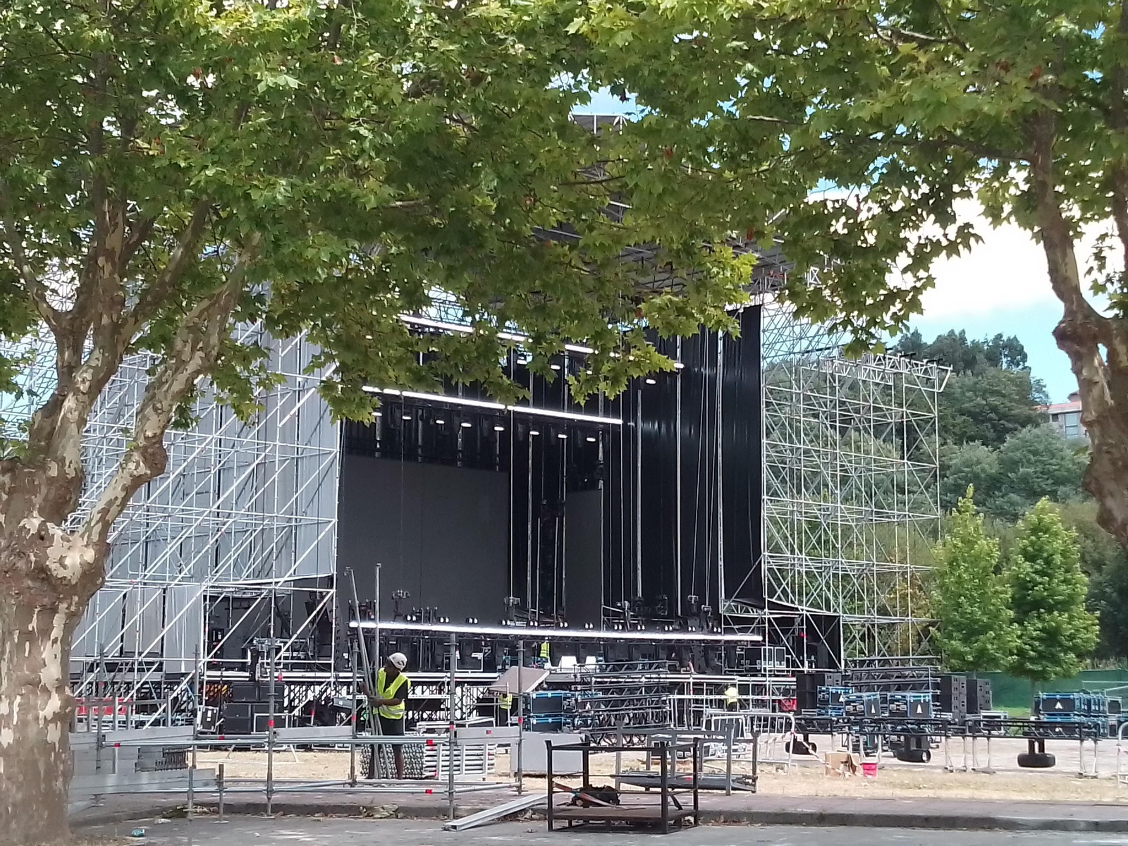 Montaje del escenario de Jennifer López y el Big Soung en Tafisa.