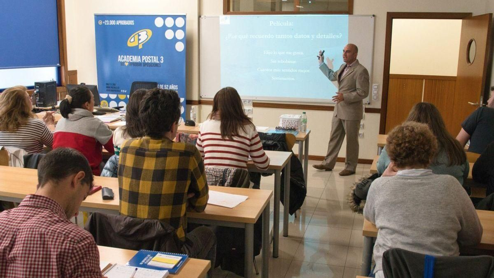 Los alumnos de la academia pueden acudir a las clases presenciales para mejorar su rendimiento.