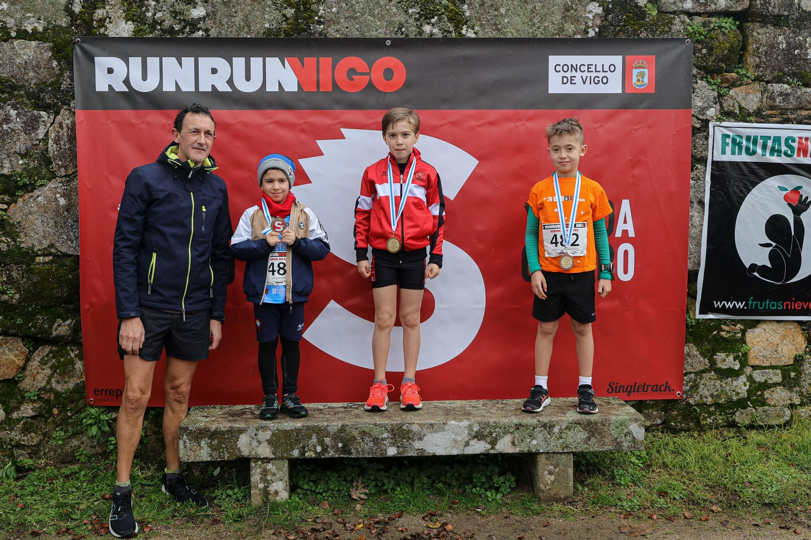 Galería | Cientos de atletas aguantan la lluvia en la Subida ao Castro