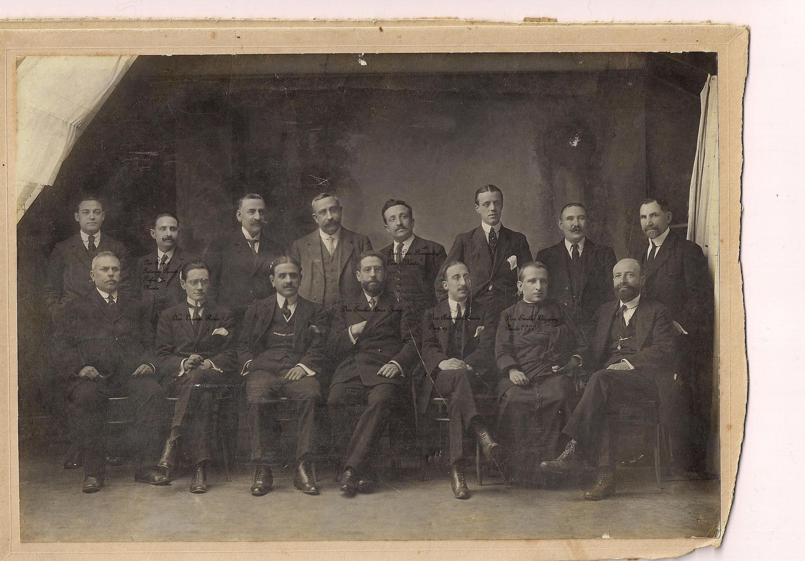 Fotografía propiedad de mi viejo maestro Paulino Izquierdo ( nieto de Ramón Gutiérrez Parada, que aparece en ella)