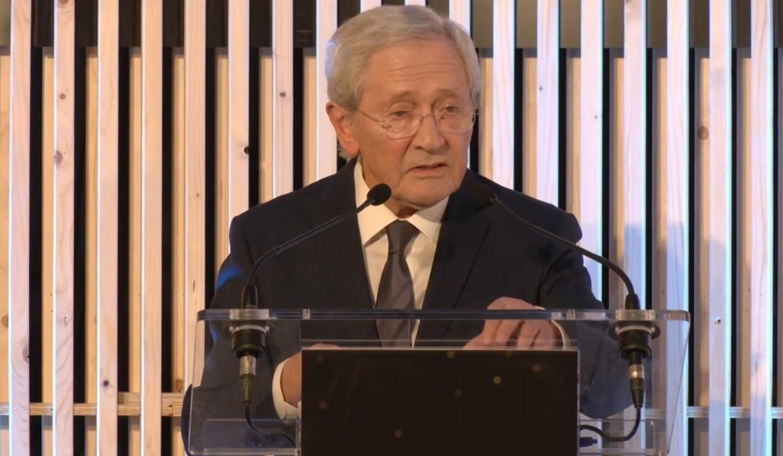 Fernando Ónega, durante su intervención en la gala de los Premios D.O. Ribeiro en Ourense, donde fue distinguido como "Persoeiro de Honra".
