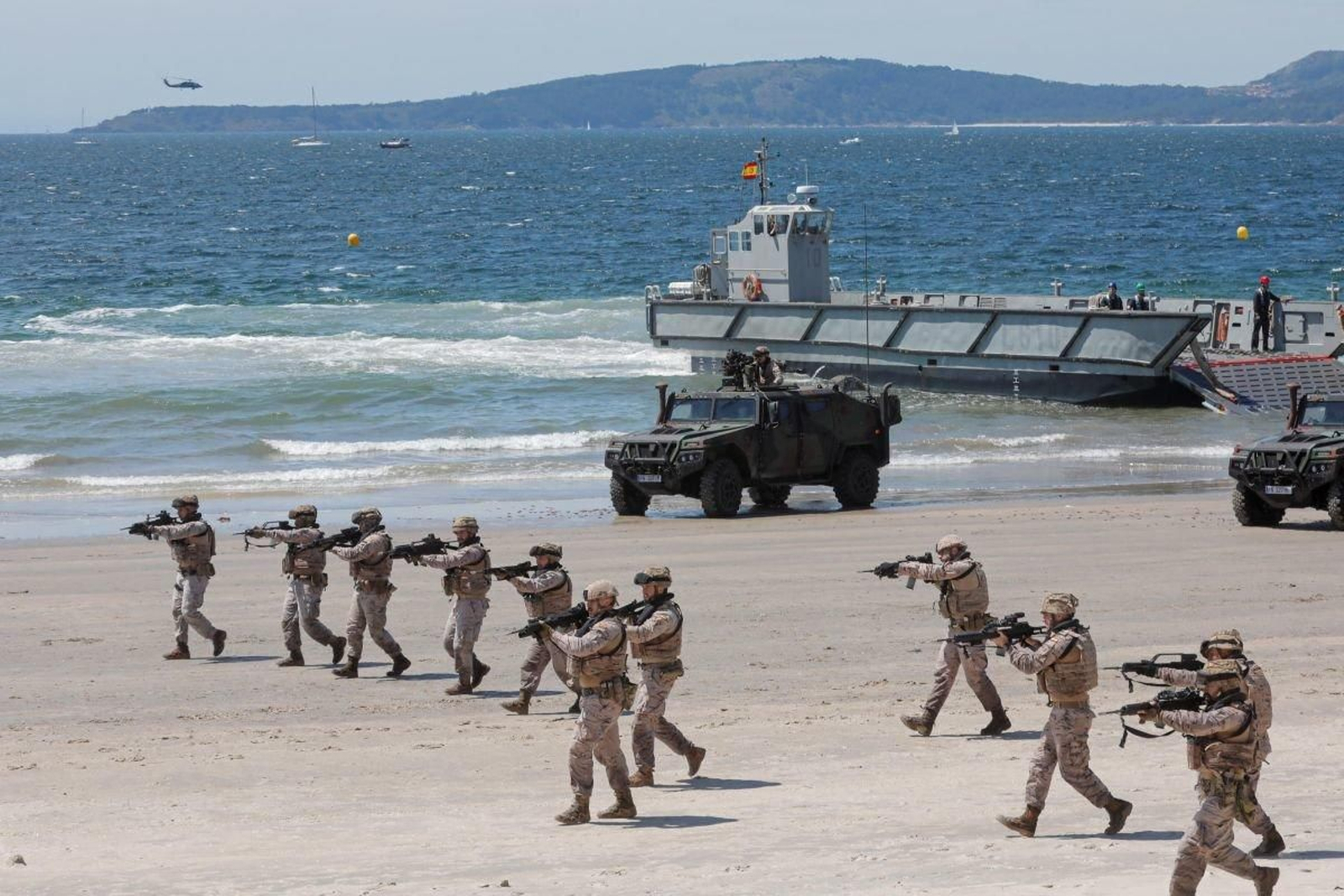 Uno de los ejercicios de la exhibición en Samil tras el desembarco de las tropas en la playa cerca del Lagares.