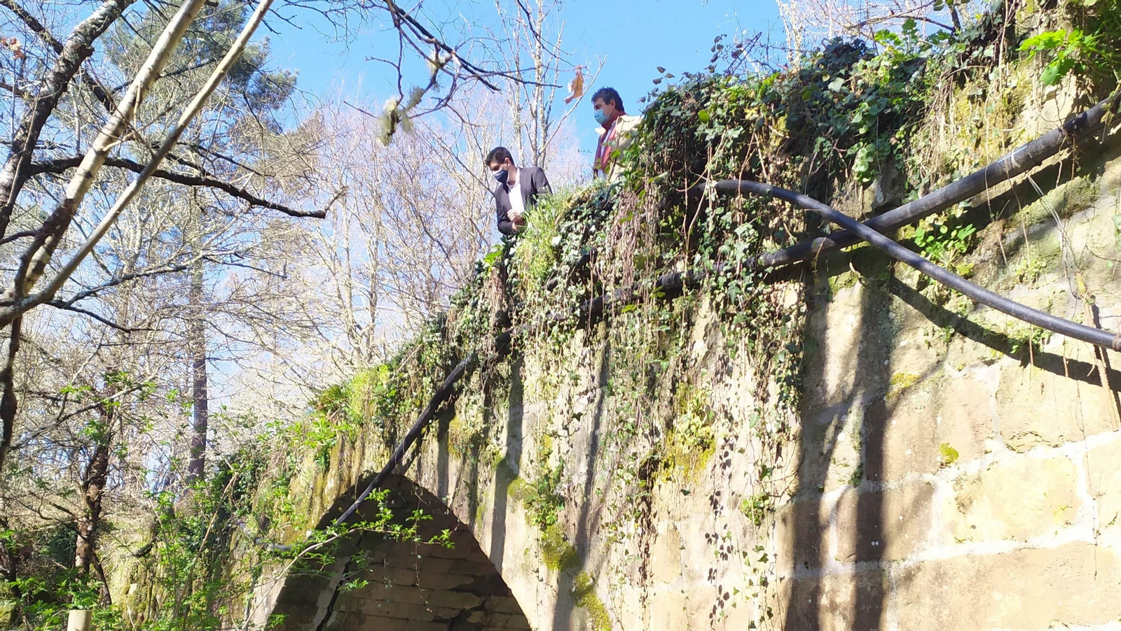 Gabriel Alén y Antonio Puga miran al cauce desde Ponte Pedriña.