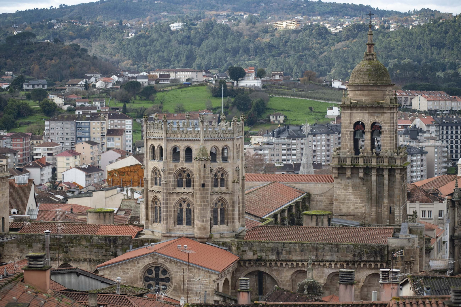 Vista de los tejados de la catedral de Ourense.
