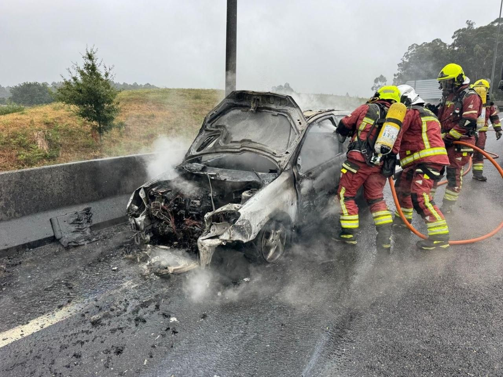 Bomberos de Vigo se encargaron de sofocar las llamas del coche en el alto de Puxeiros.