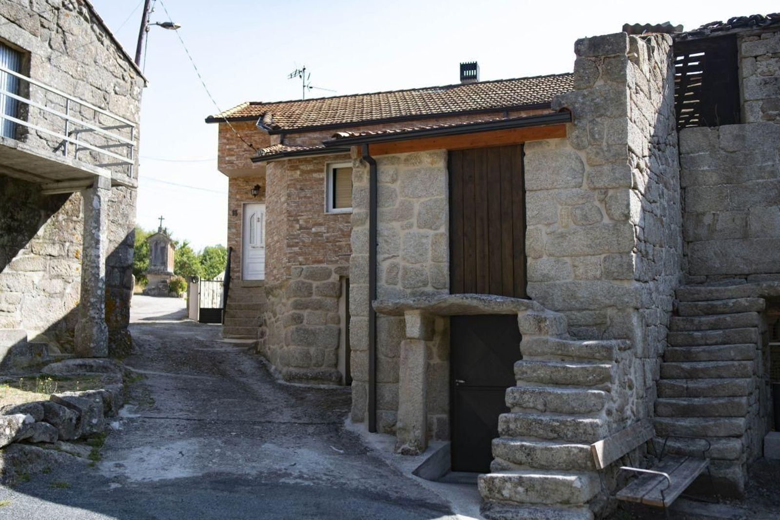 Viviendas rehabilitadas en la aldea de O Pombar (Nogueira de Ramuín).