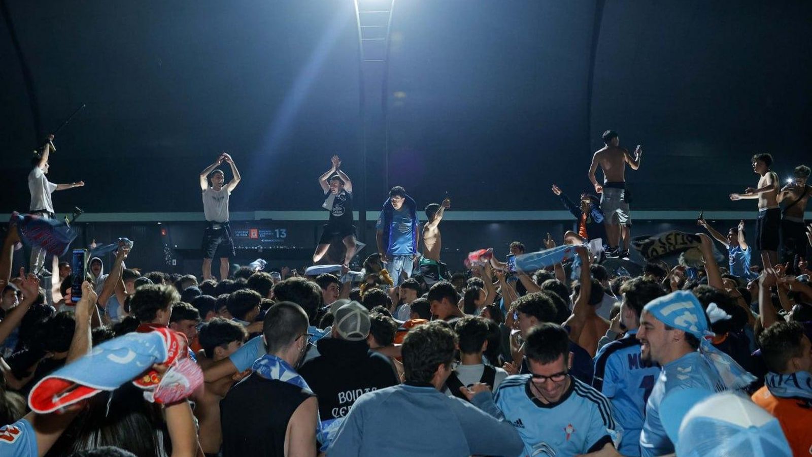 Galería | La afición celeste celebra el billete a Europa del Celta