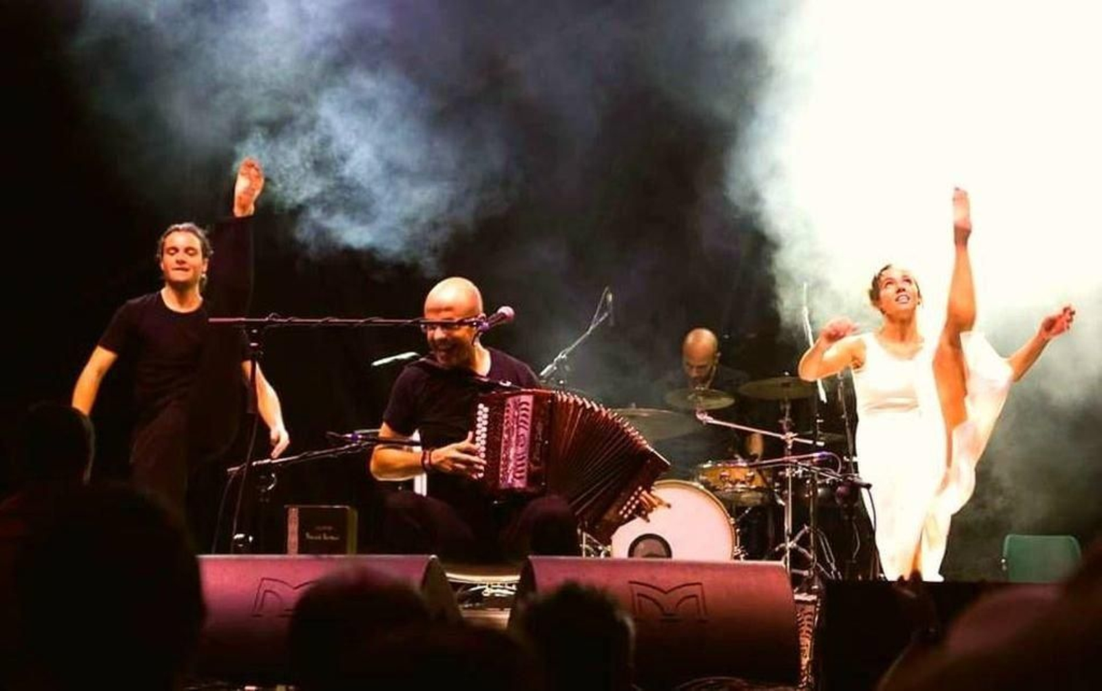 Agus Barandiaran, con la trikitixa, en una actuación.