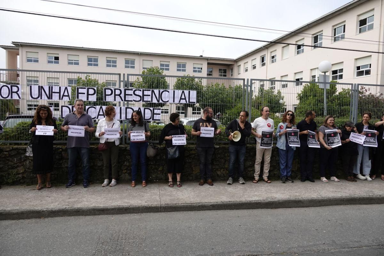 Los profesores del IES A Guía corearon ayer consignas como “sen presencialidade non hai calidade”.
